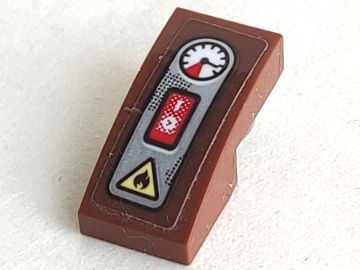 LEGO 11477pb133 - Helling, gebogen 2 x 1 x 2/3 met zilveren paneel met meter, rode schakelaar en gele brandgevaar-driehoek patroon (sticker) - Set 70421