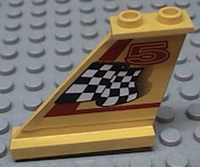 LEGO 2340pb002L - Staart 4 x 1 x 3 met zwart-wit geblokte vlag, rode lijn en nummer 5 patroon model linkerkant (sticker) - Set 8225
