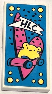 LEGO 87079pb1202 - Tegel 2 x 4 met 'HLC', Bright Light Yellow Hamster Driving Car en Dark Pink Hart op Dark Azure Achtergrond Patroon (Sticker) - Set 41383