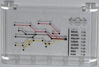 LEGO 64453pb006 - Voorruit 1 x 6 x 3 met Treinkaart, Treinschema met 'BERLIN 11:03' en Treinlogo Patroon (Sticker) - Set 7937