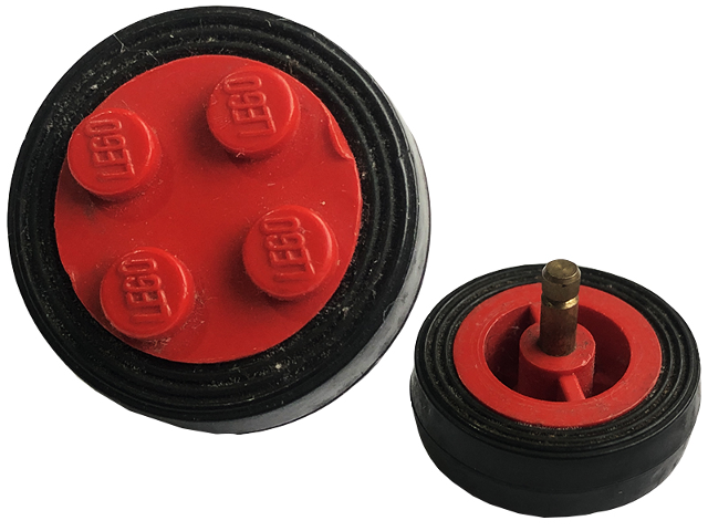 LEGO 7039c01 - Wiel met 4 Studs en As met Zwarte Band Glad - Klein Solid (7039 / 132old)