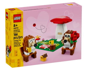 LEGO 40711 Hedgehog Picnic Date box, showing two brick-built hedgehogs on a picnic with a mushroom and food.