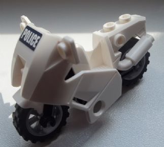 LEGO 52035c02pb10 - Motorfiets City met zwart chassis, LBG wielen en kuip met 'POLICE' op donkerblauw achtergrondpatroon (sticker) - Set 60007