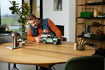 LEGO Icons 10317 Land Rover Classic Defender 90, wordt aan tafel gebouwd