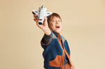 LEGO Creator 31134 Space Shuttle, spaceshuttle in een kinderhand