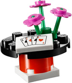 LEGO Friends 41001 Mia's Magische Trucs, tafeltje met bloemen en speelkaarten