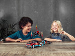 LEGO Technic 42106 Truck en motor voor stuntshow, gebouwde set op tafel