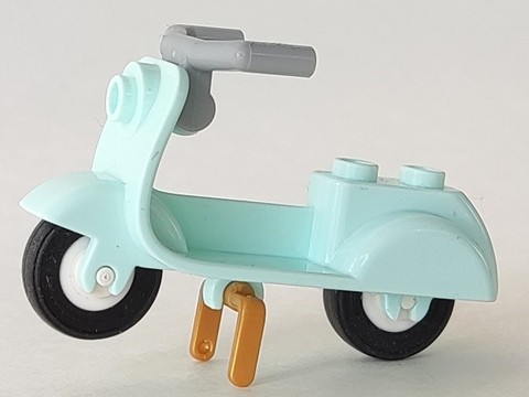 LEGO 15396c01 - Scooter met Pearl Gold standaard, Licht Blauwgrijze hoekige handvatten en Witte wielen