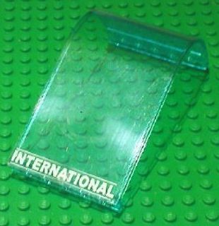 LEGO 2572pb06 - Paneel 6 x 6 x 9 met gebogen bovenkant en wit 'INTERNATIONAL' patroon met dunne lijnen (Sticker) - Sets 7894