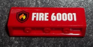 LEGO 30413pb032 - Paneel 1 x 4 x 1 met Vlam op Zwart Schild Vuur Logo Embleem, Wit 'FIRE 60001' Patroon (Sticker) - Set 60001