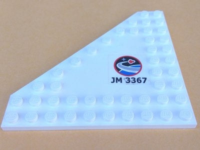 LEGO 92584pb001L - Wig, plaat 10 x 10 afgeschuinde hoek zonder studs in het midden met Space Center-logo en 'JM 3367' patroon model linkerkant (sticker) - Set 3367