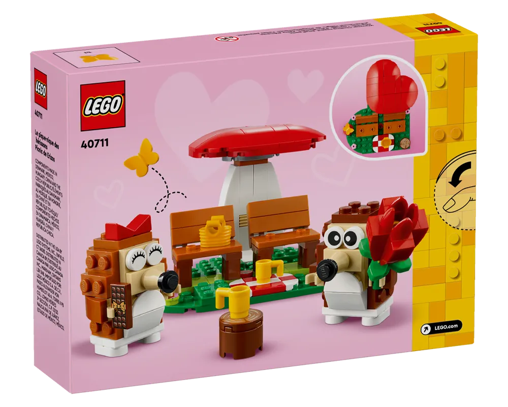 LEGO 40711 Hedgehog Picnic Date set: two hedgehogs, one with chocolate, one with a rose, at a picnic with benches and mushroom.