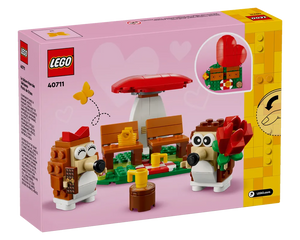 LEGO 40711 Hedgehog Picnic Date set: two hedgehogs, one with chocolate, one with a rose, at a picnic with benches and mushroom.