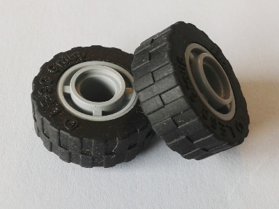 LEGO 42610c04 - Wiel 11mm D. x 8mm met midden groef, 4 spaken met zwarte band 17.5mm D. x 6mm met ondiepe trapsgewijze profiel (42610 / 42611)