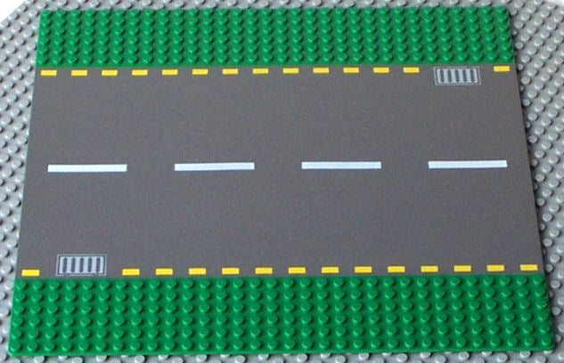 LEGO 44336pb01 - Basisplaat, Weg 32 x 32 6-Stud Rechte Weg met Donkergrijze Weg, Gele Stippellijnen en Lichtgrijze Rioolroosters Patroon