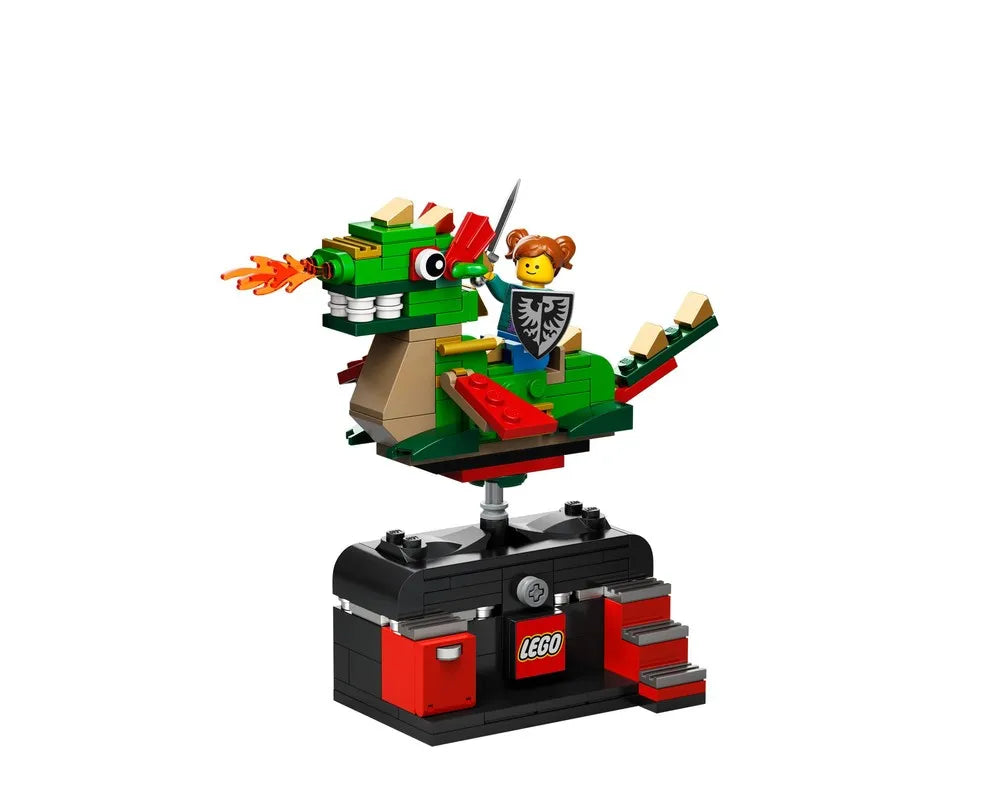 LEGO 5007428 Dragon Adventure Ride: green dragon breathing fire, with a knight minifigure holding sword and shield on a black display base.