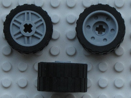 LEGO 55982c02 - Wiel 18mm D. x 14mm met Axle Hole, nep bouten en ondiepe spaken met band 24 x 14 ondiep profiel (55982 / 30648)