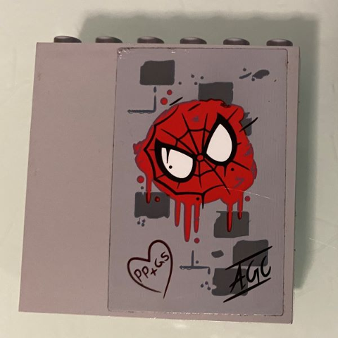 LEGO 59349pb208 - Paneel 1 x 6 x 5 met Spider-Man Masker en 'PP+GS' in Hart Graffiti Patroon (Sticker) - Set 76057
