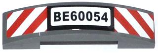 LEGO 93273pb027 - Helling, gebogen 4 x 1 x 2/3 dubbel met 'BE60054' en rood-witte gevaarstrepen patroon (sticker) - Set 60054