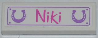 LEGO 63864pb015 - Tegel 1 x 3 met Medium Lavender Horseshoes en Donkerroze 'Niki' Patroon (Sticker) - Set 3189