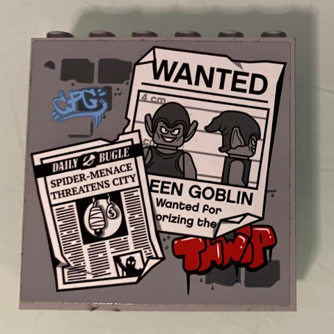 LEGO 59349pb209 - Paneel 1 x 6 x 5 met 'DAILY BUGLE' krantenpagina, 'SPIDER-MENACE THREATENS CITY' kop, 'WANTED' poster en Green Goblin afbeelding patroon (sticker) - Set 76057