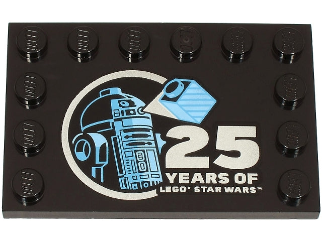 LEGO 6180pb195 - Aangepaste tegel 4 x 6 met studs aan de randen met lichtblauwe en medium blauwe R2-D2 Minifiguur en zilveren '25 JAAR LEGO STAR WARS' patroon
