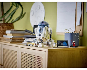 Large LEGO Star Wars 75379 R2-D2 model with display plaque, small R2-D2 and Darth Malak minifigures.