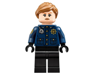LEGO Super Heroes 70912 Arkham Asylum female police minifigure with blonde hair and blue uniform.