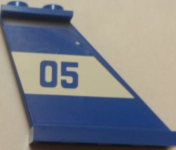A blue LEGO tail 4x1x3 brick with a white diagonal stripe featuring '05' in dark blue numbers on its right side.