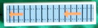 LEGO 2431pb0445 - Tegel 1 x 4 met zwarte lijnen en stippen en twee oranje pijlen patroon (sticker) - Set 7645